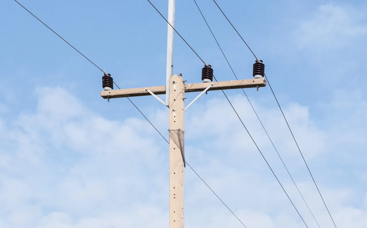 Zdjęcie Jak skutecznie pozbyć się słupa energetycznego na działce?