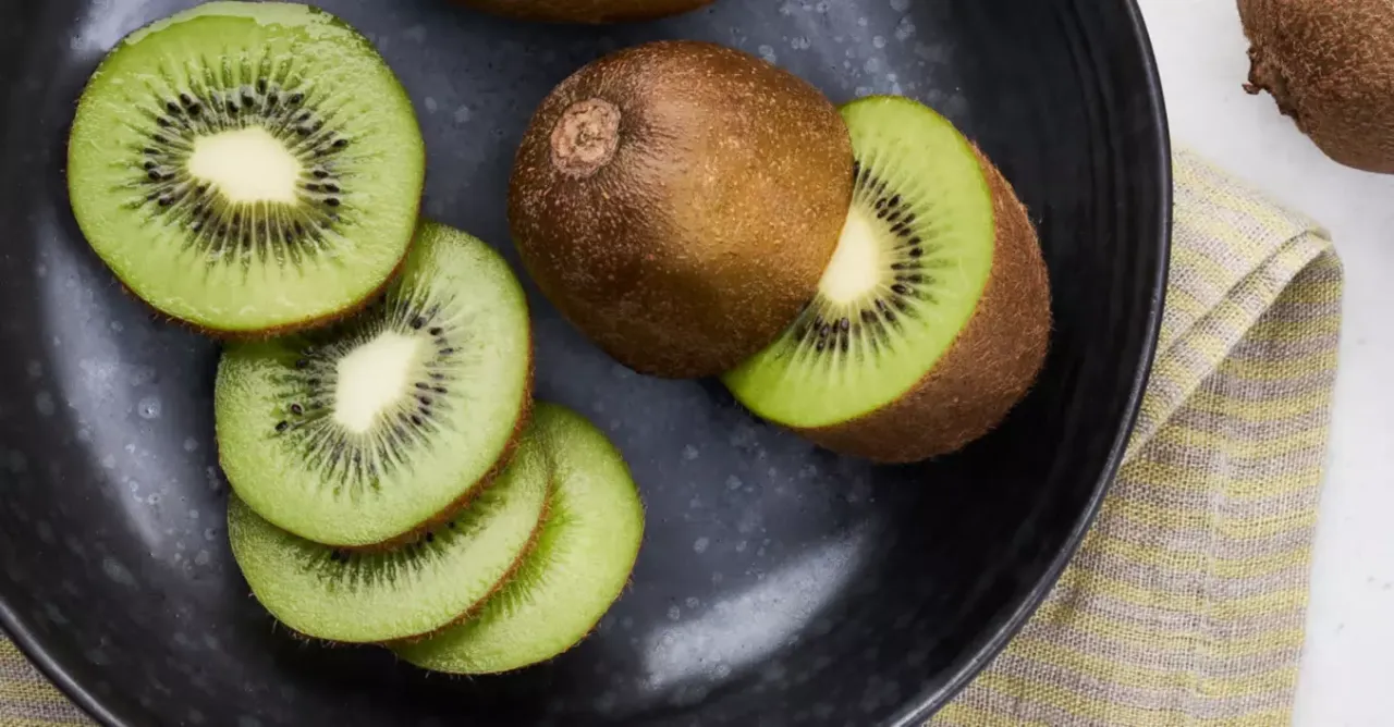 Zdjęcie Kiedy jest sezon na kiwi? Sprawdź, kiedy najlepiej kupić świeże owoce