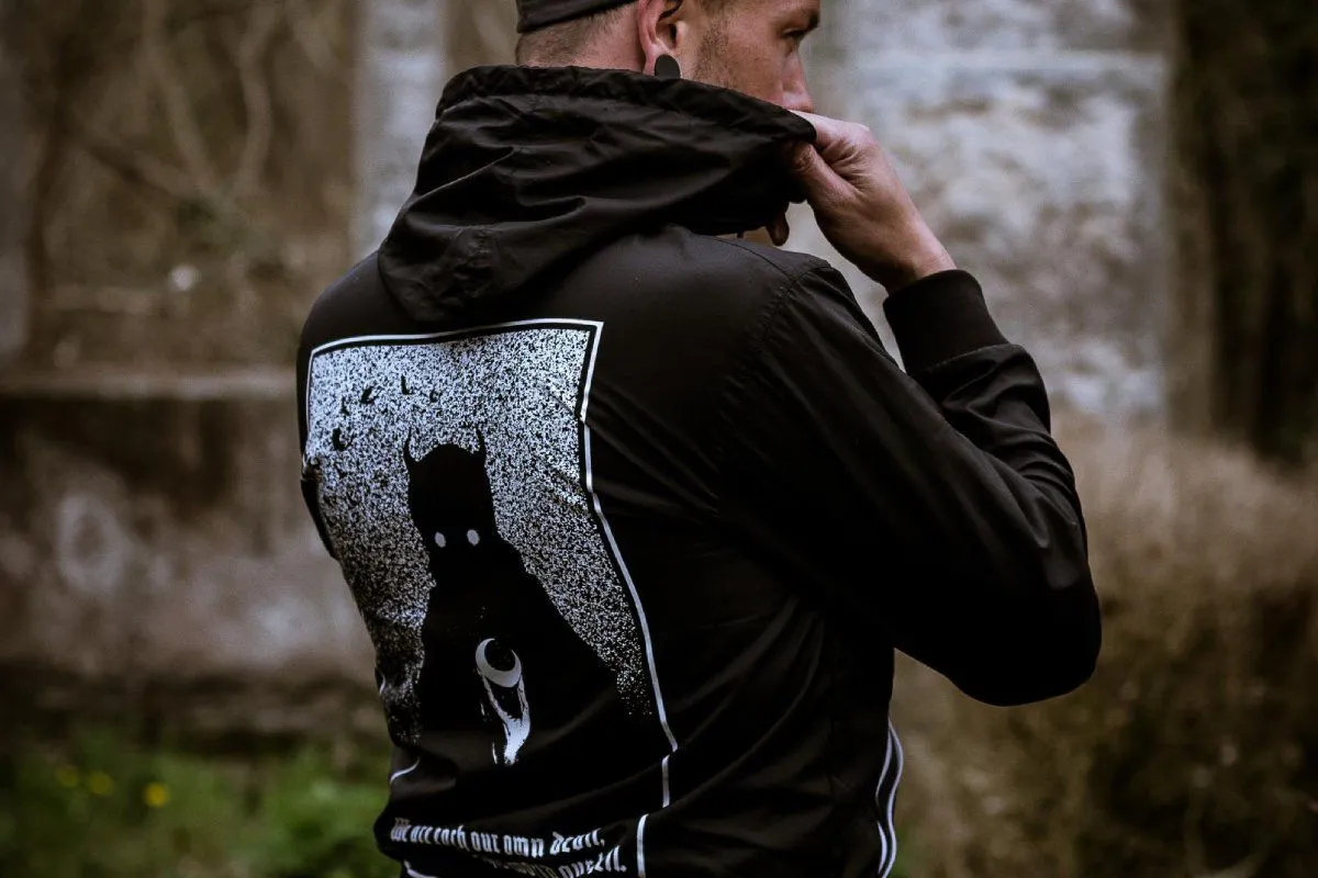 Zdjęcie Jak prać bluzy z nadrukiem, aby uniknąć blaknięcia i uszkodzeń