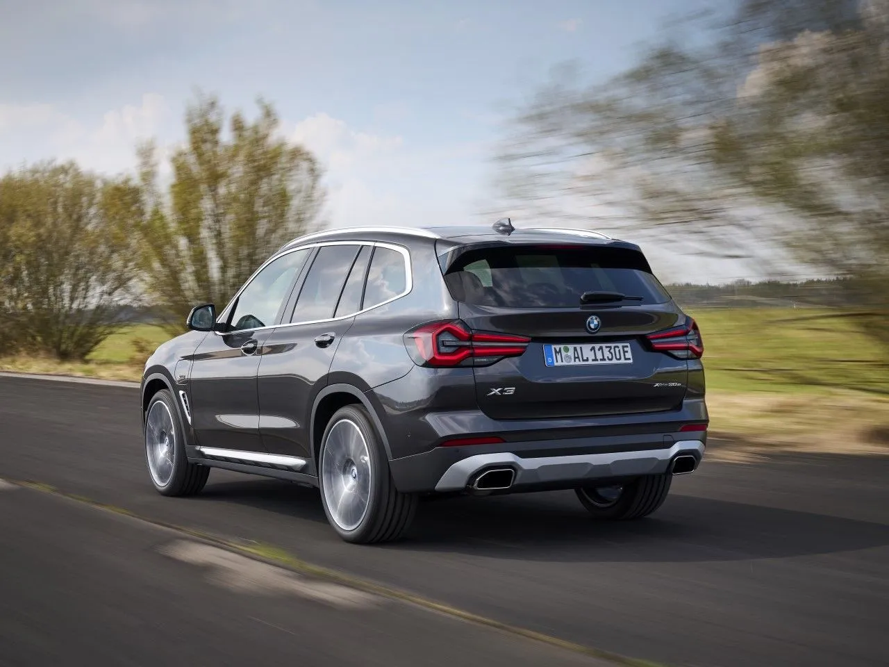 Zdjęcie Jakie opony do BMW X3 xDrive? Wybierz najlepsze rozwiązania dla siebie