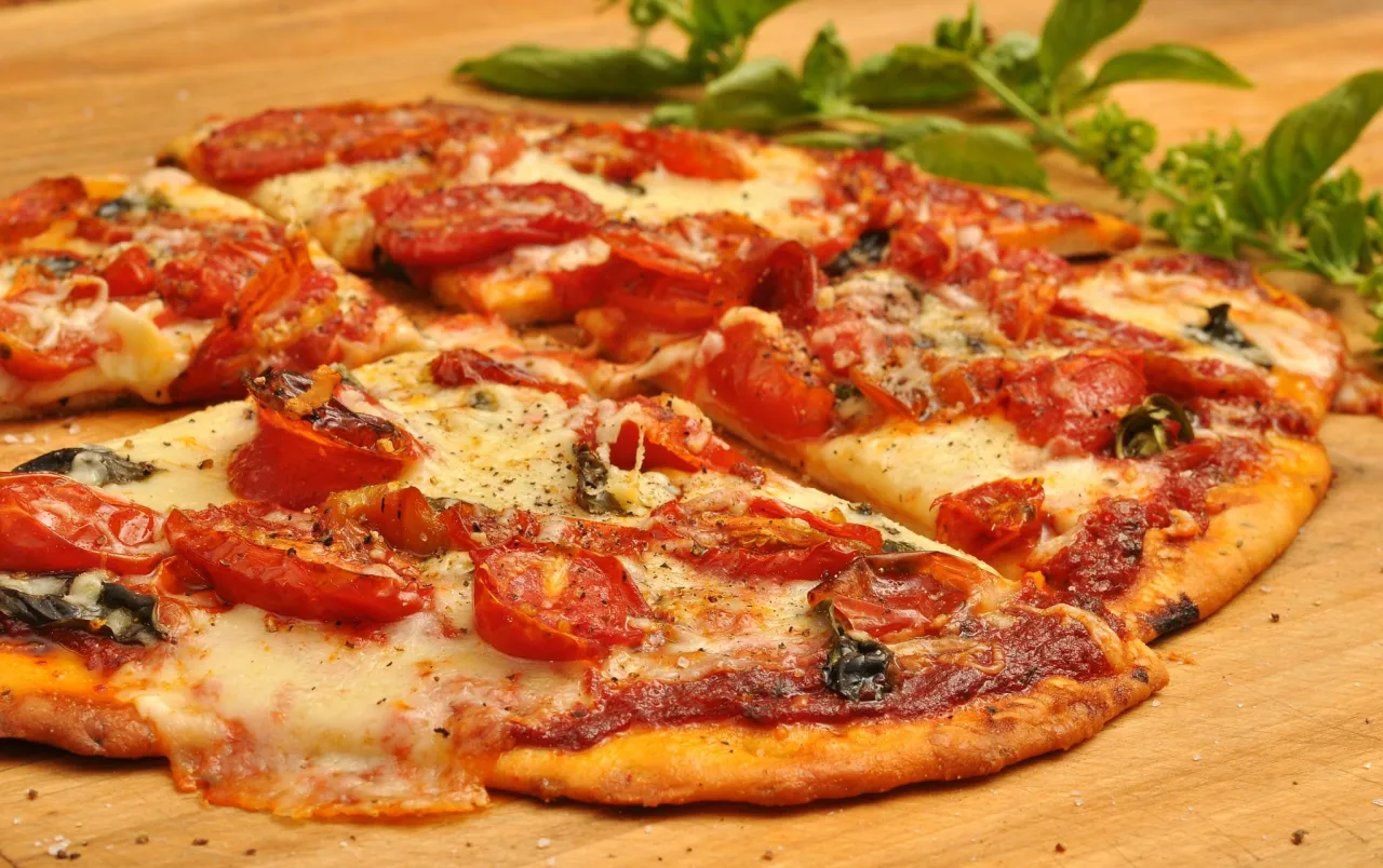 Zdjęcie Jak powstała pizza? Odkryj fascynującą historię jej ewolucji