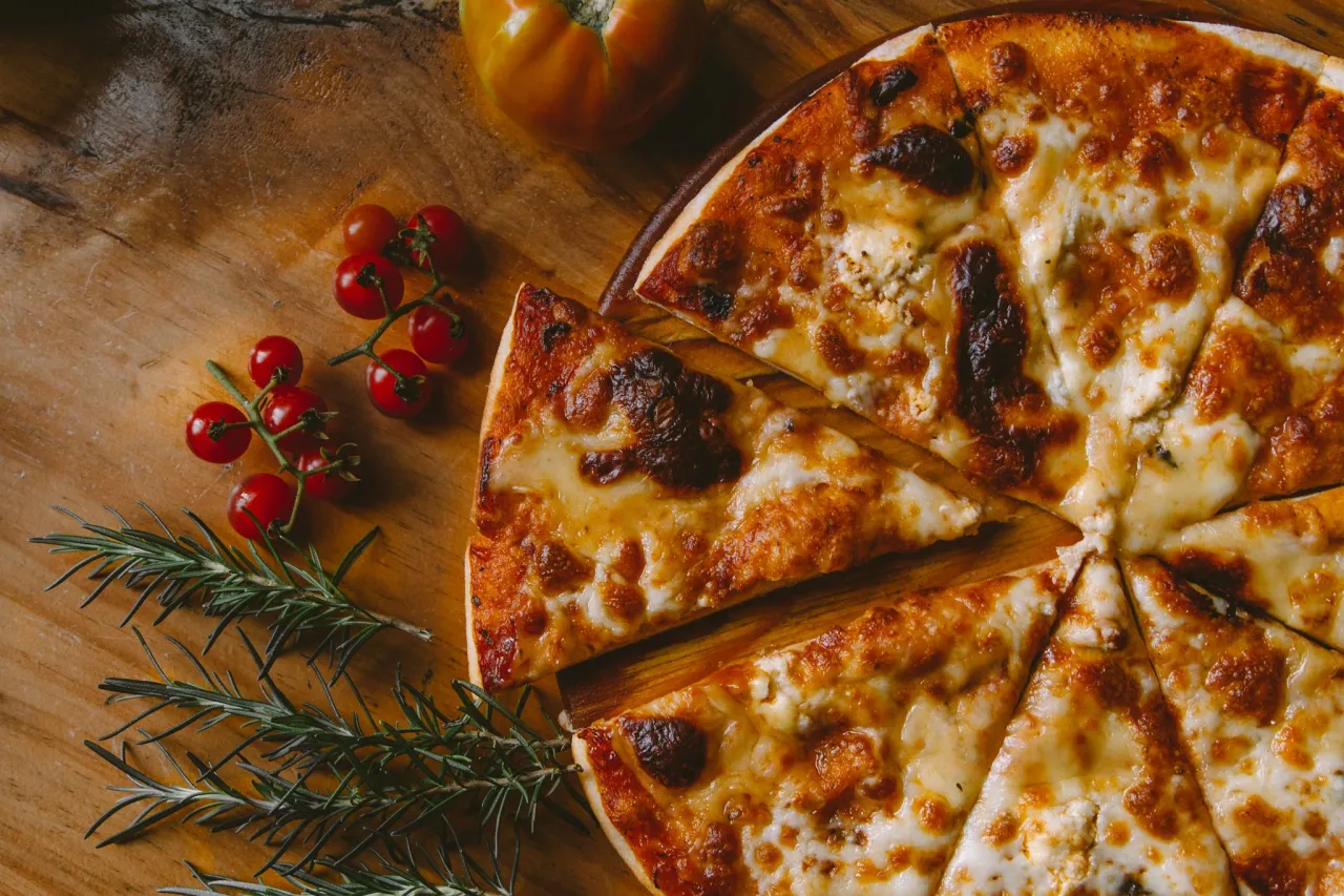 Zdjęcie Ile gram ma kawałek pizzy? Odkryj zaskakujące wagi różnych rodzajów