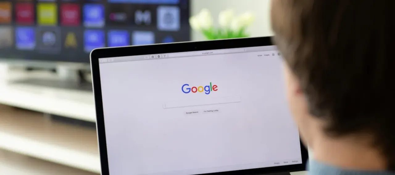 Zdjęcie Jak podłączyć MacBooka do telewizora bezprzewodowo i uniknąć problemów