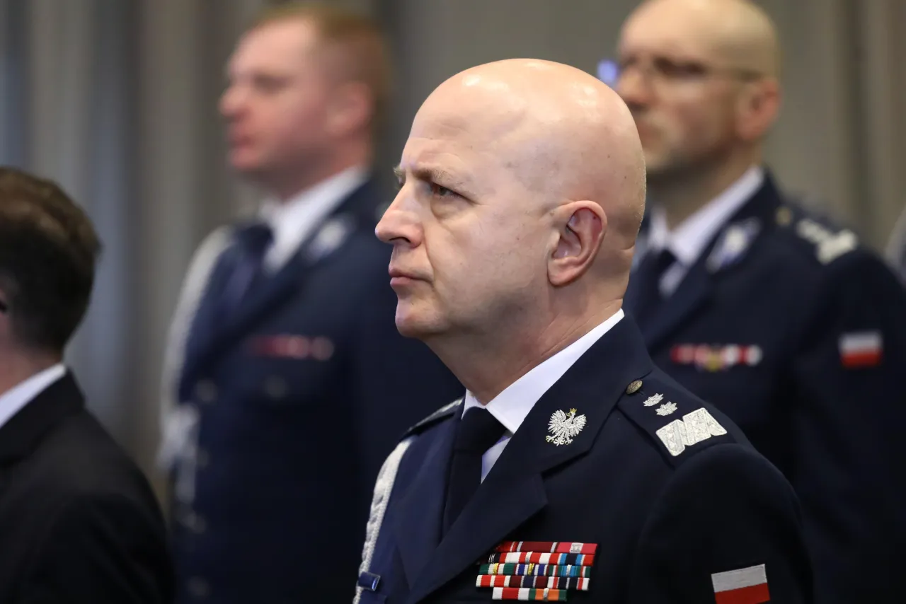 Zdjęcie Komu podlega komendant główny policji: poznaj strukturę zarządzania