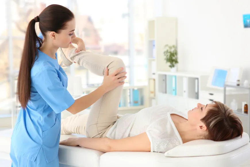 Zdjęcie Lekarz rehabilitacji co robi? Poznaj jego kluczowe zadania i terapie