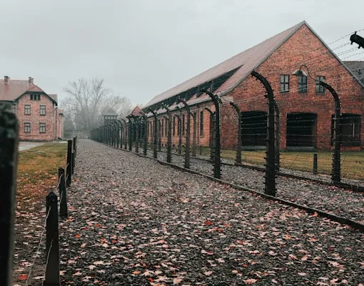 Zdjęcie Ile trwa zwiedzanie Auschwitz? Czas, który musisz znać przed wizytą