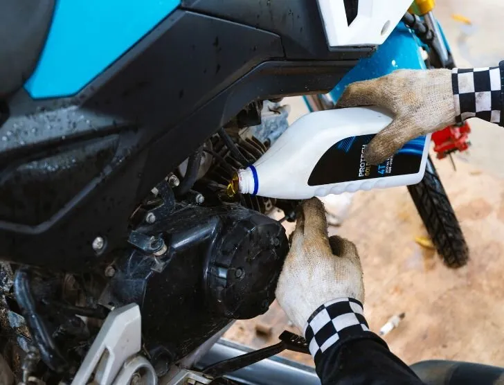 Zdjęcie Ile kosztuje wymiana oleju w motocyklu? Ceny, które musisz znać