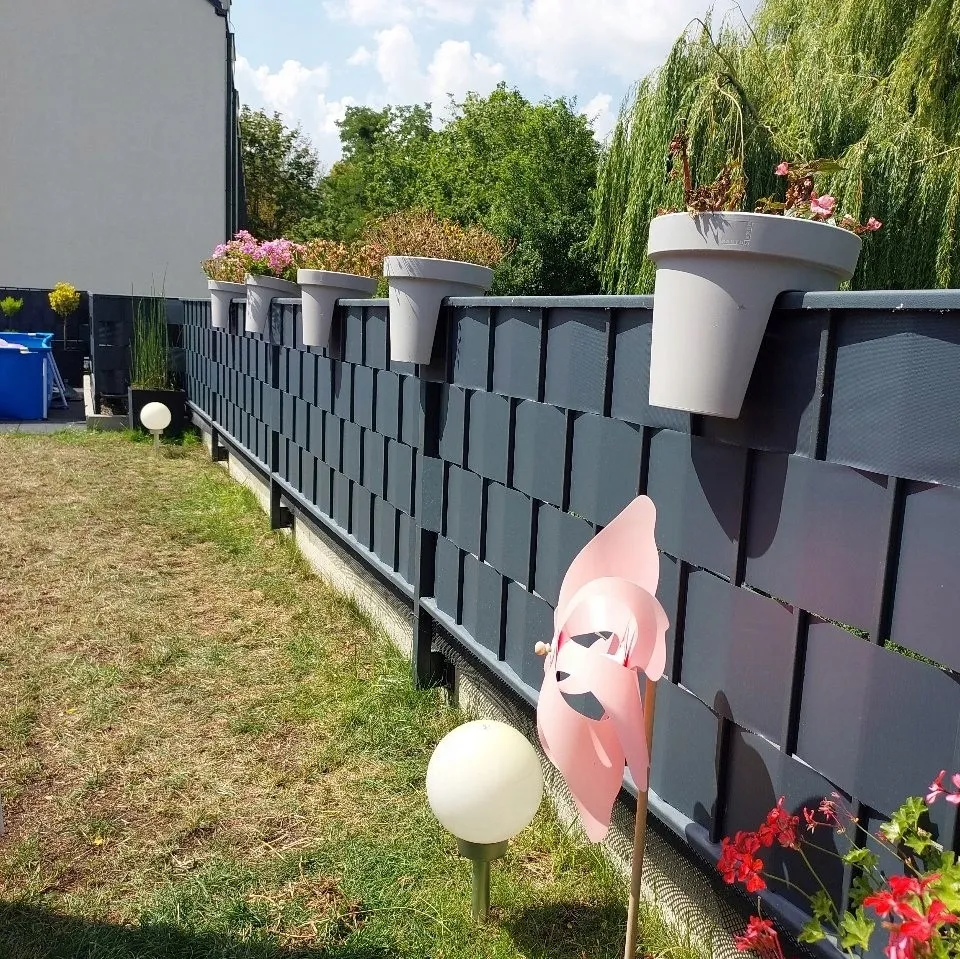 Zdjęcie Taśma na płot: rodzaje, wykorzystanie i jak zapewnić trwałość ogrodzenia?