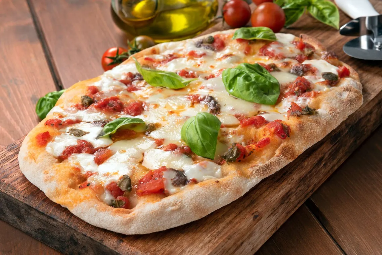 Zdjęcie Pyszna pizza domowa na grubym cieście. Prosty przepis krok po kroku