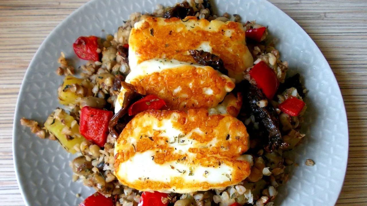 Zdjęcie Najlepsza sałatka z serem halloumi i suszonymi pomidorami: przepis krok po kroku