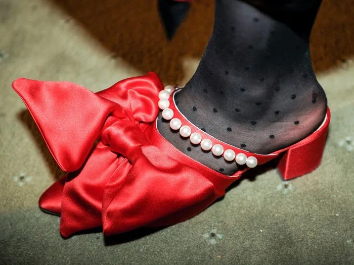 Zdjęcie Ozdoby do butów jak zrobić: proste sposoby na wyjątkowe dekoracje