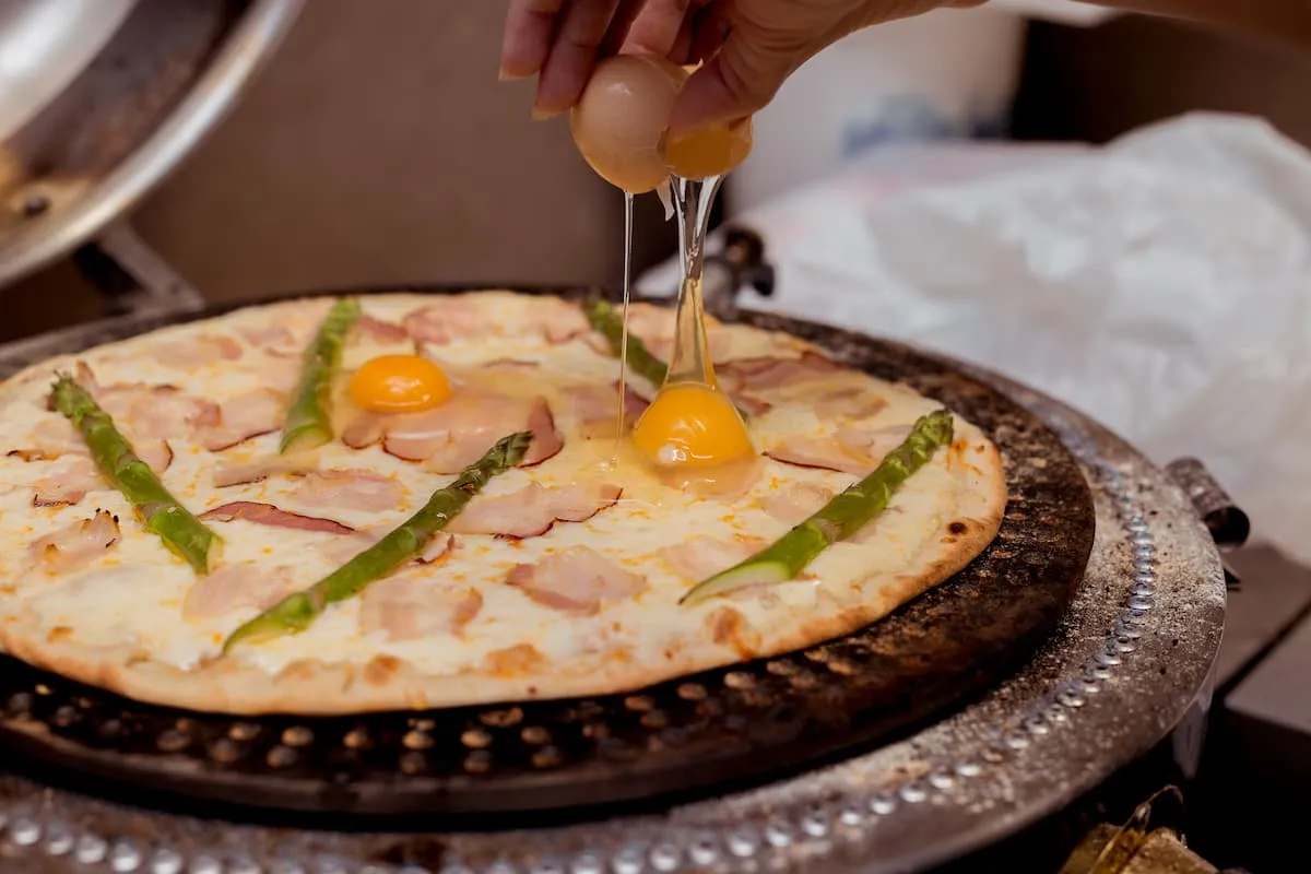 Zdjęcie Kiedy wbić jajko na pizzę z jajkiem, by uniknąć zakalca?