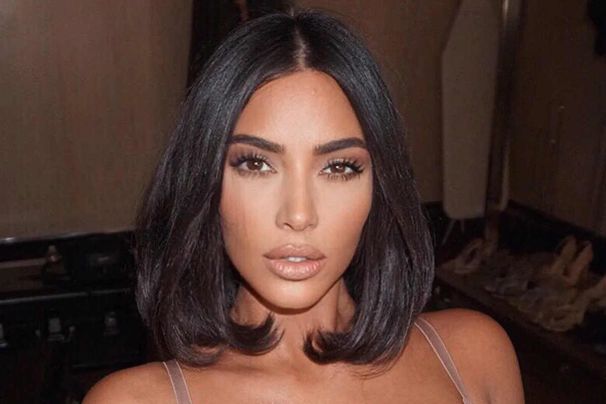 Zdjęcie Makijaż Kim Kardashian Krok po Kroku: Sekret Perfekcyjnego "Soft Glam"