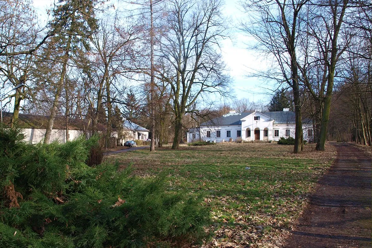 Zdjęcie Zabytkowy dworek w Jarczewie: historia, architektura i atrakcje