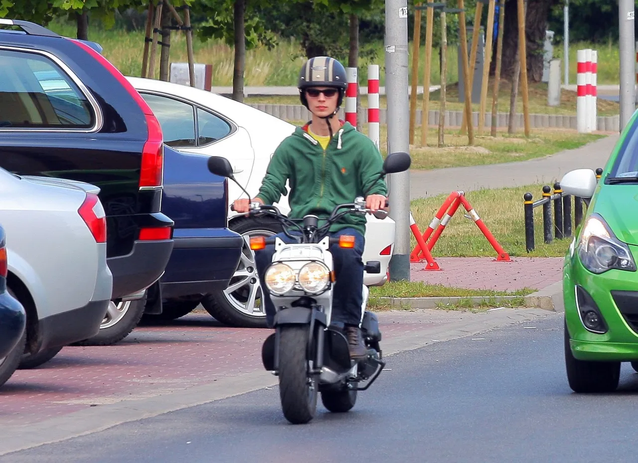 Zdjęcie Czy karta rowerowa uprawnia do jazdy motorowerem? Sprawdź prawdę.