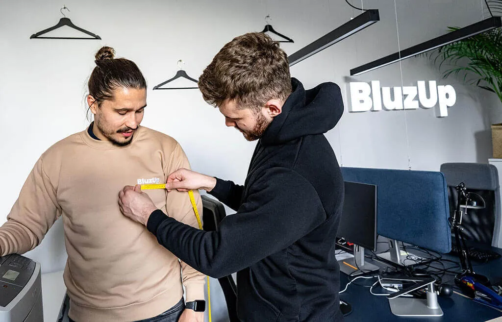 Zdjęcie Jak dobrać rozmiar bluzy, aby uniknąć nietrafionych zakupów?