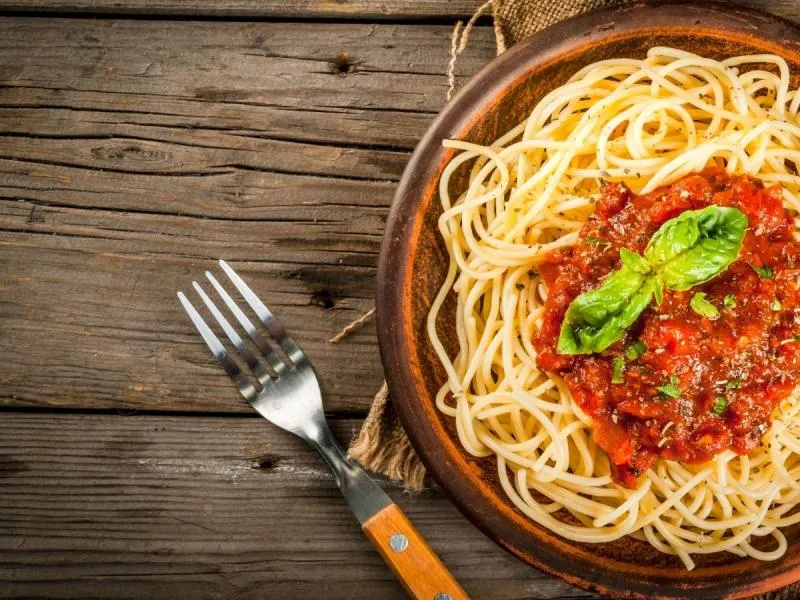 Zdjęcie Szybki sos do spaghetti z pomidorami z puszki, który zachwyci smakiem