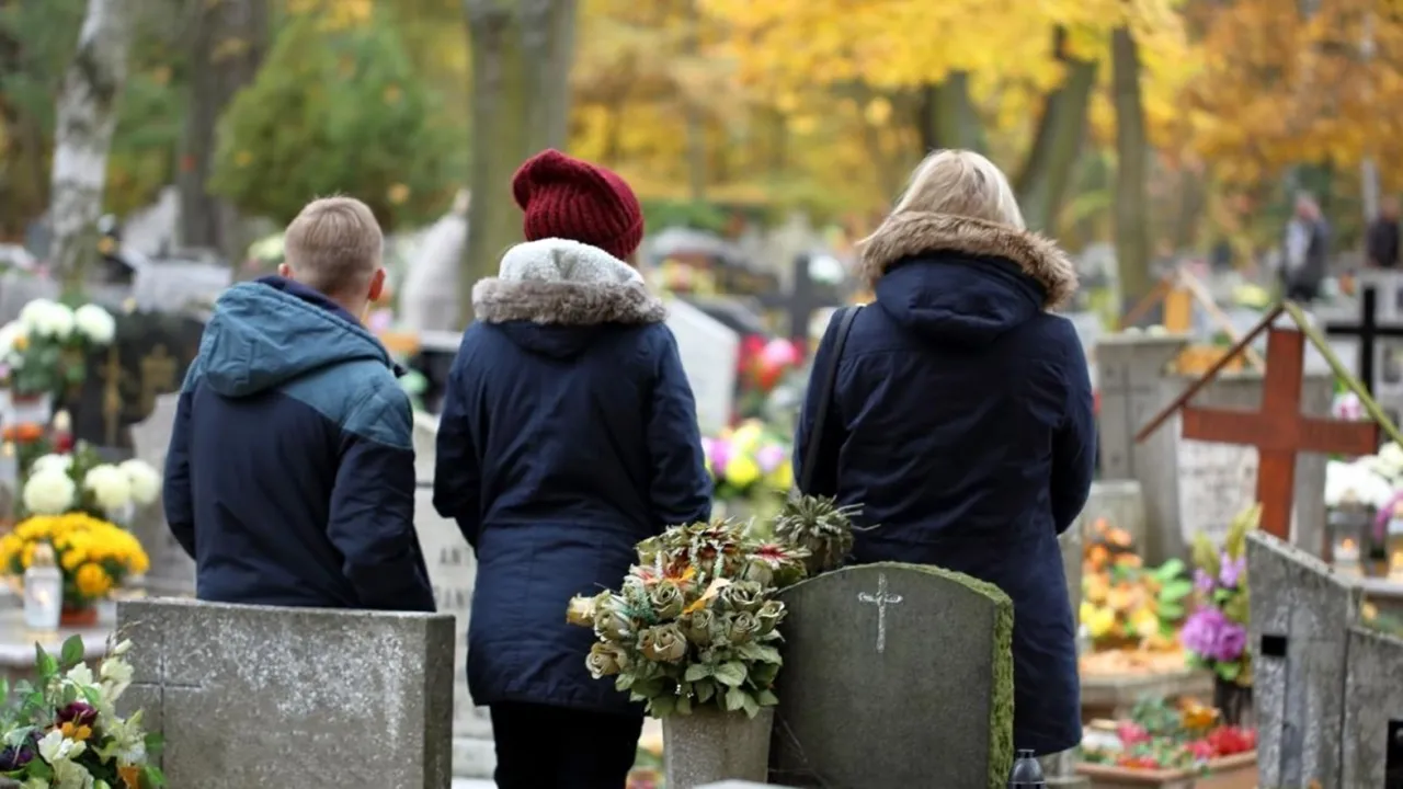 Zdjęcie Dlaczego na cmentarzu nie śmierdzi? Odkryj tajemnice czystości miejsc spoczynku