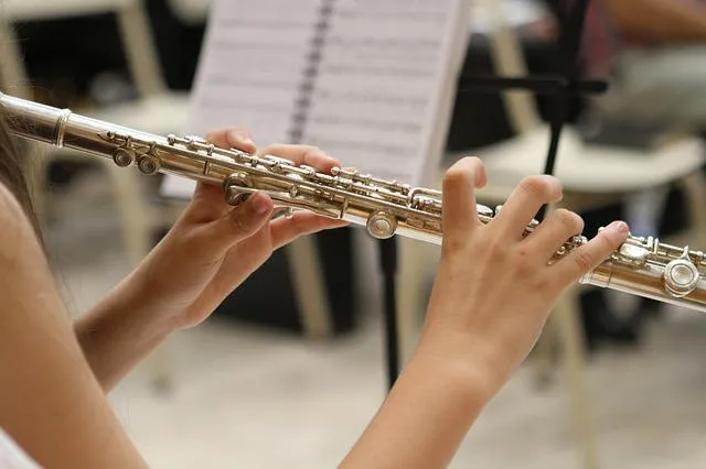 Zdjęcie Czy flet poprzeczny jest instrumentem dętym drewnianym? Odkryj prawdę!