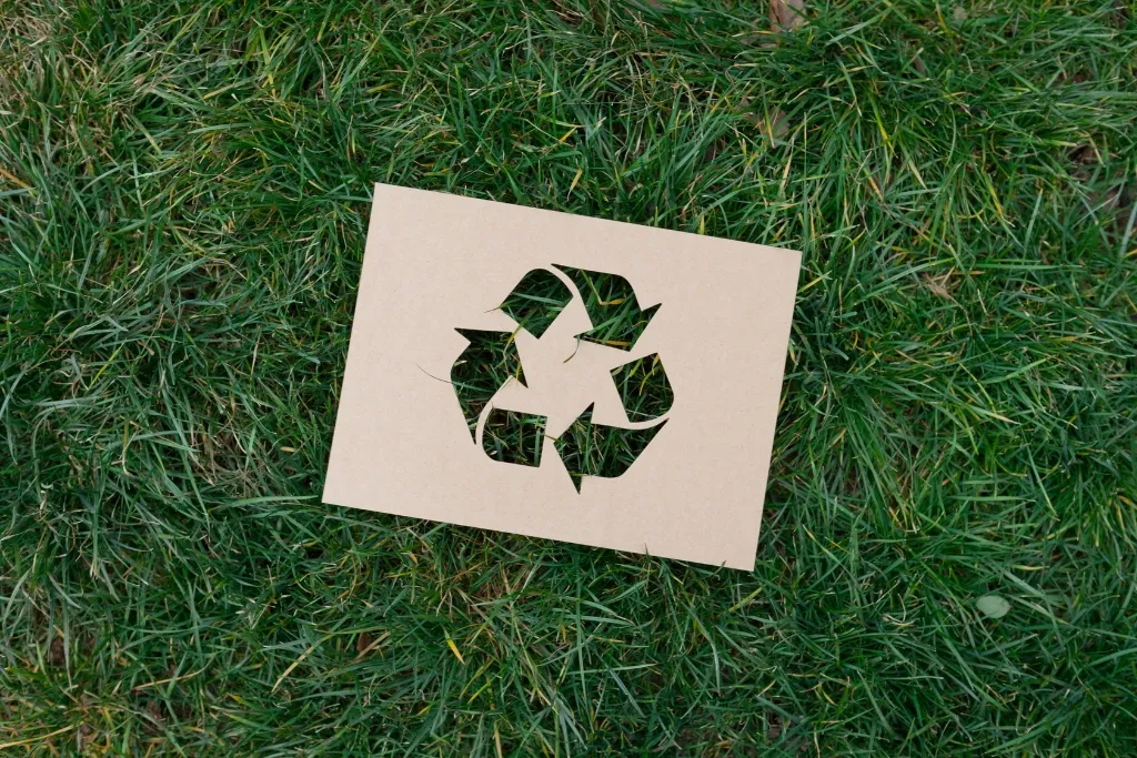 Zdjęcie Co oznaczają strzałki na symbolu recyklingu? Wyjaśnienie symbolu
