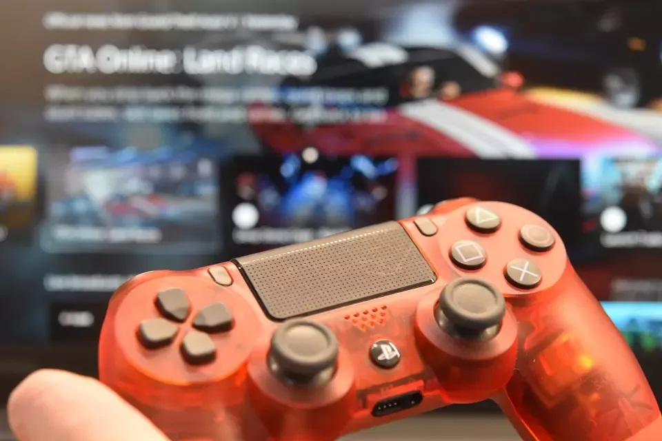 Zdjęcie Czy DualShock 4 pasuje do PS5? Odkryj ważne ograniczenia i fakty