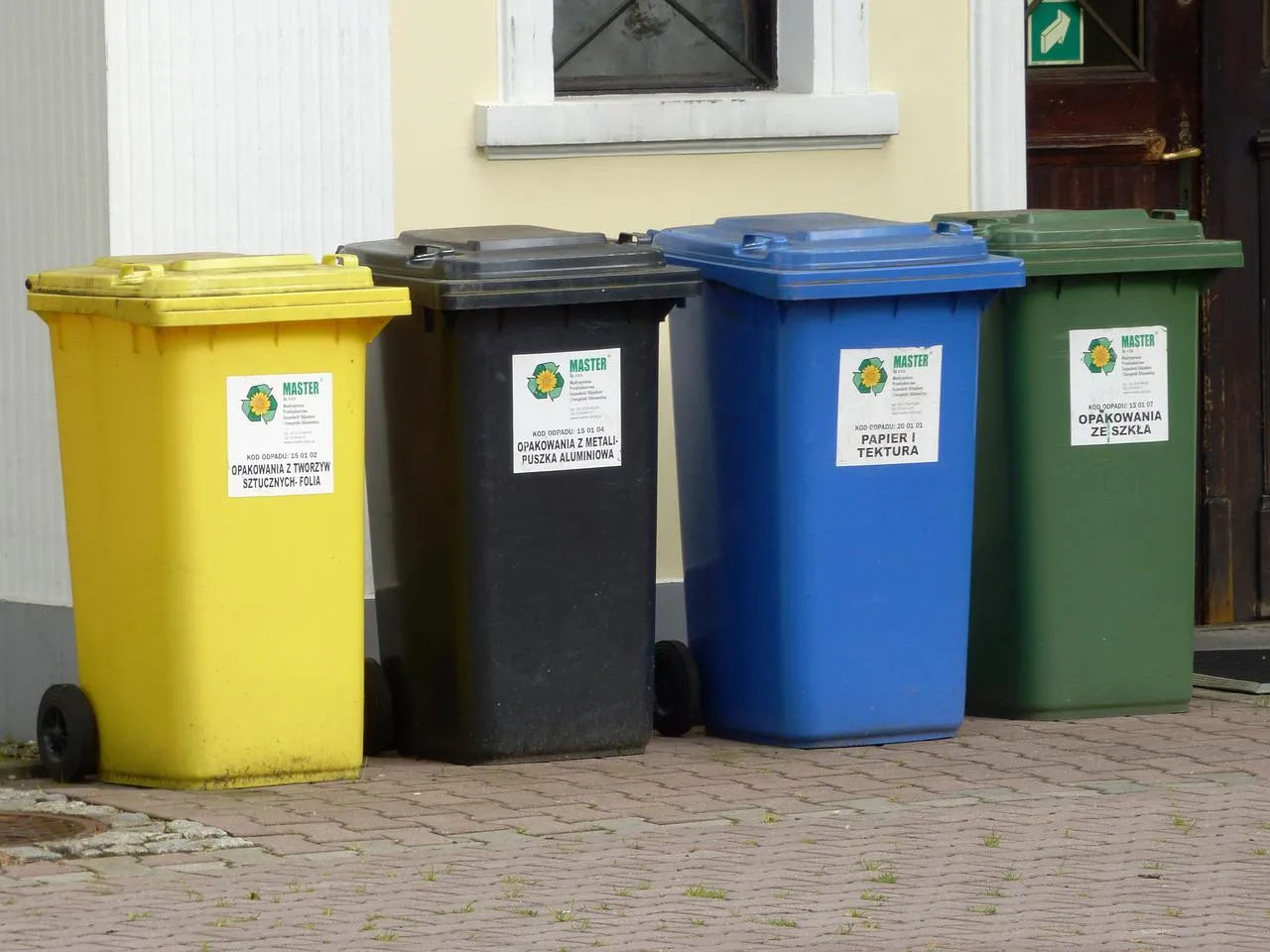Zdjęcie Gdzie wyrzucić karton z taśmą? Sprawdź zasady recyklingu!