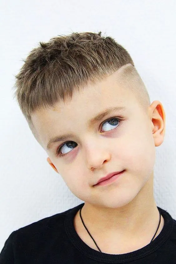 Zdjęcie Modne fryzury dla chłopaka, które sprawią, że będzie wyróżniał się w tłumie