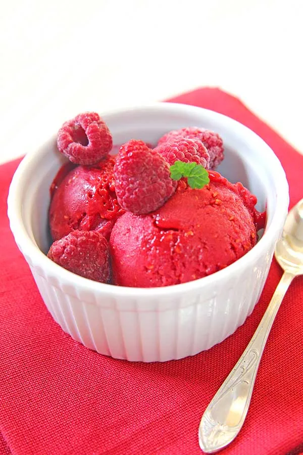 Zdjęcie Jak zrobić sorbet malinowy - prosta receptura, która zachwyci smakami