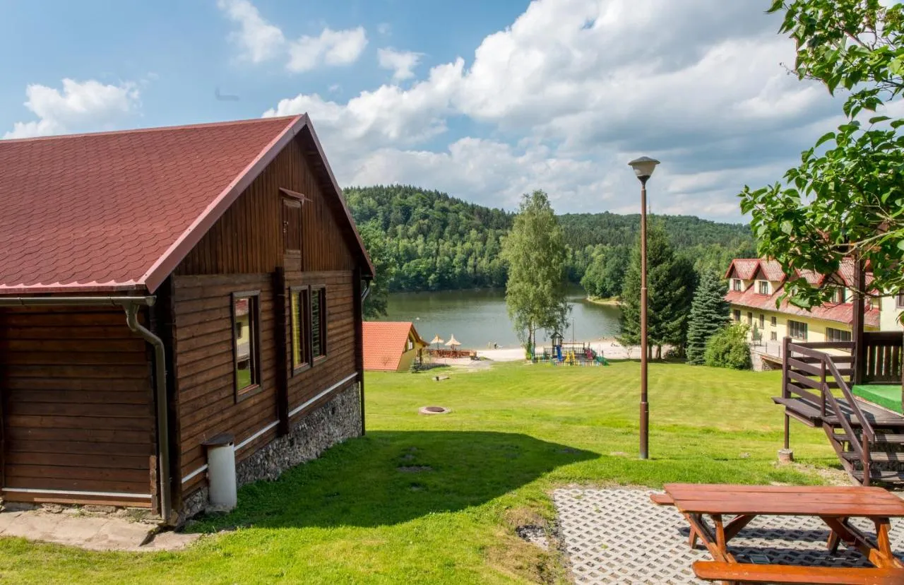 Zdjęcie Najlepsze domki nad jeziorem w Podkarpackiem – komfort i relaks w naturze