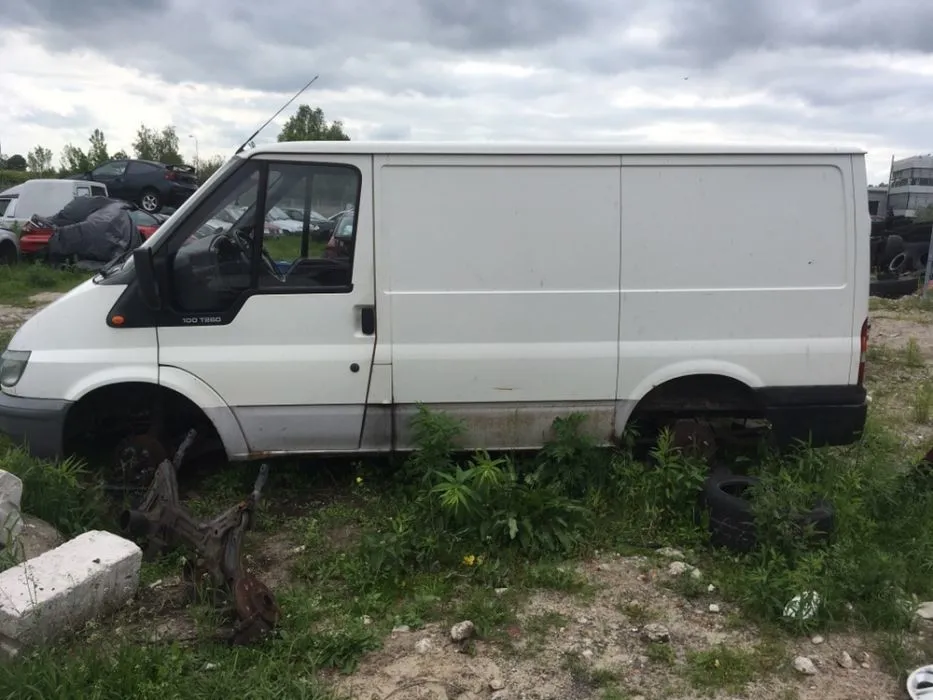 Zdjęcie Ford Transit na części: Kompletny poradnik demontażu i sprzedaży