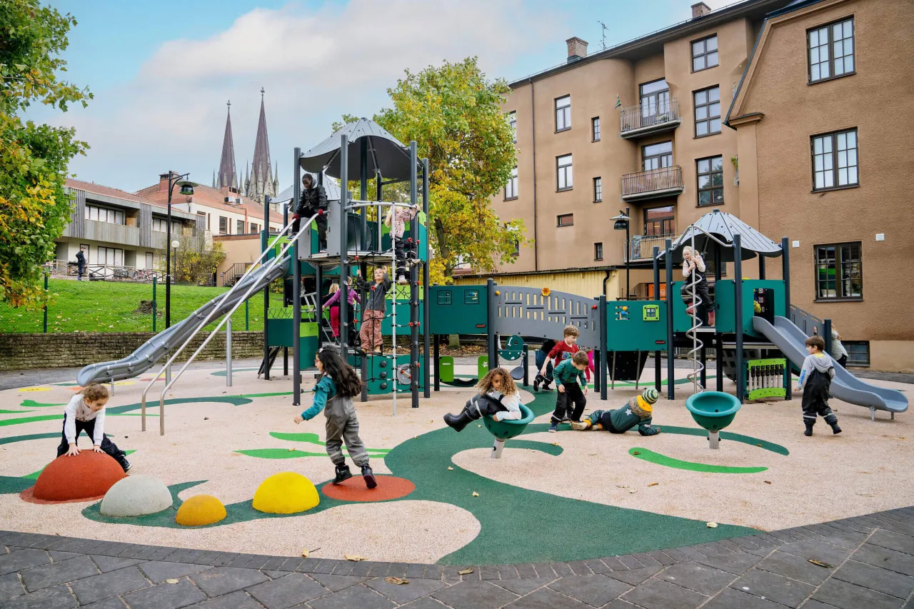 Zdjęcie Bezpieczna nawierzchnia na plac zabaw - wybierz najlepsze materiały