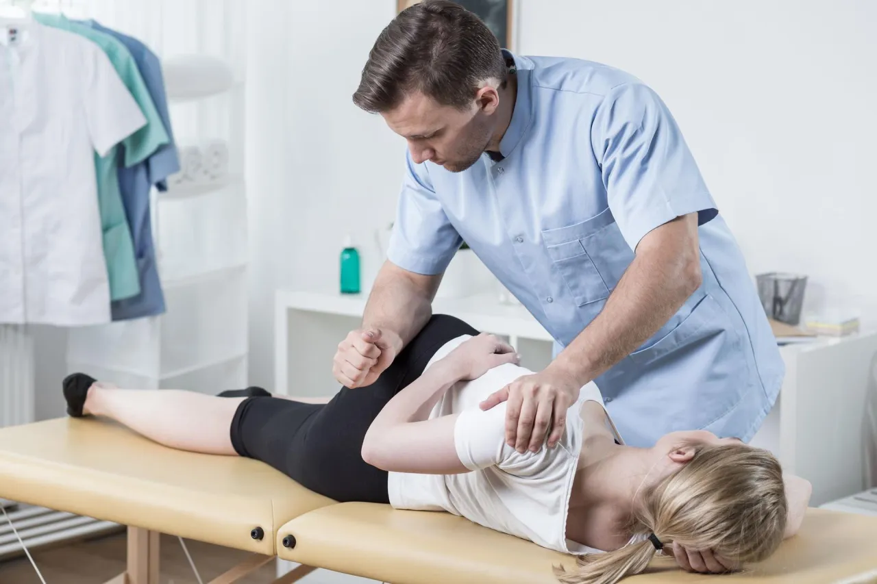 Zdjęcie Fizjoterapeuta czy ortopeda - który specjalista pomoże Ci lepiej?