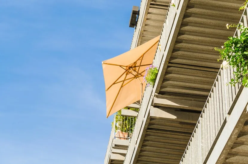 Zdjęcie Jak zamontować parasol na balkonie, aby uniknąć problemów i wypadków