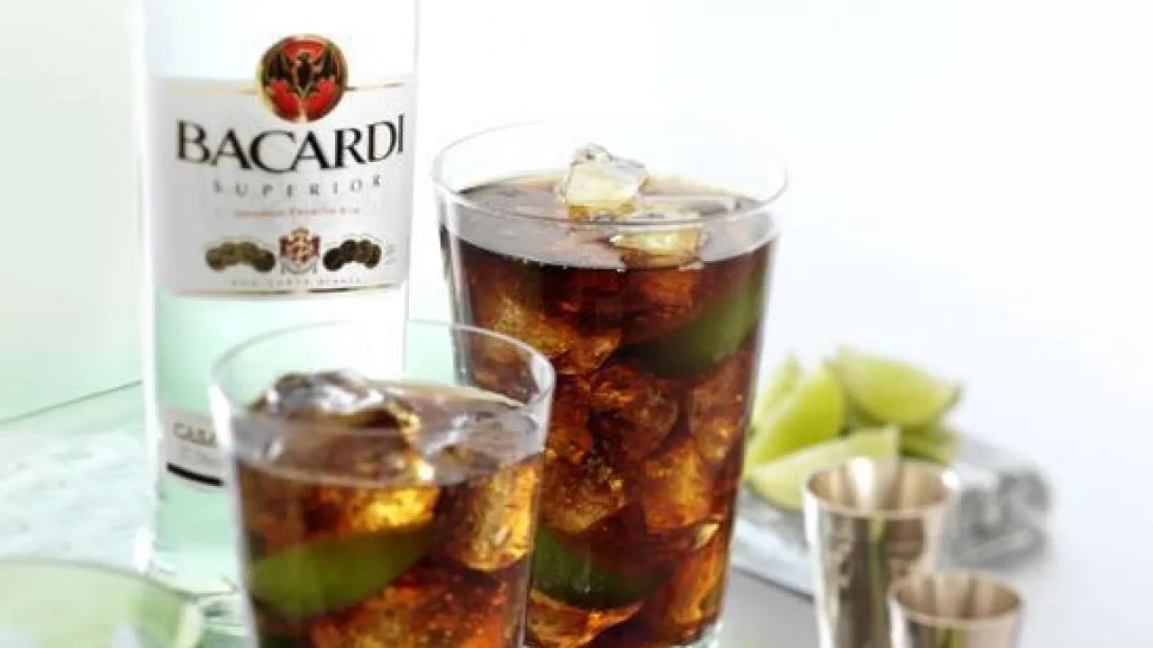 Zdjęcie Najlepsze drinki z rumem Bacardi, które zaskoczą Twoich gości