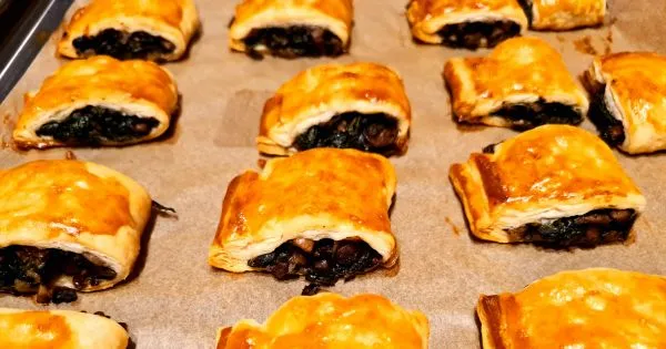 Zdjęcie Pyszne ciasto francuskie ze szpinakiem i pieczarkami - sprawdź przepis