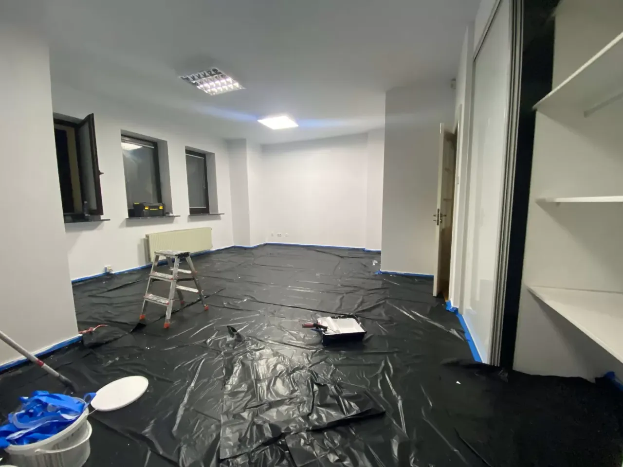 Zdjęcie Ile kosztuje metr malowania sufitu? Poznaj zaskakujące czynniki wpływające na cenę