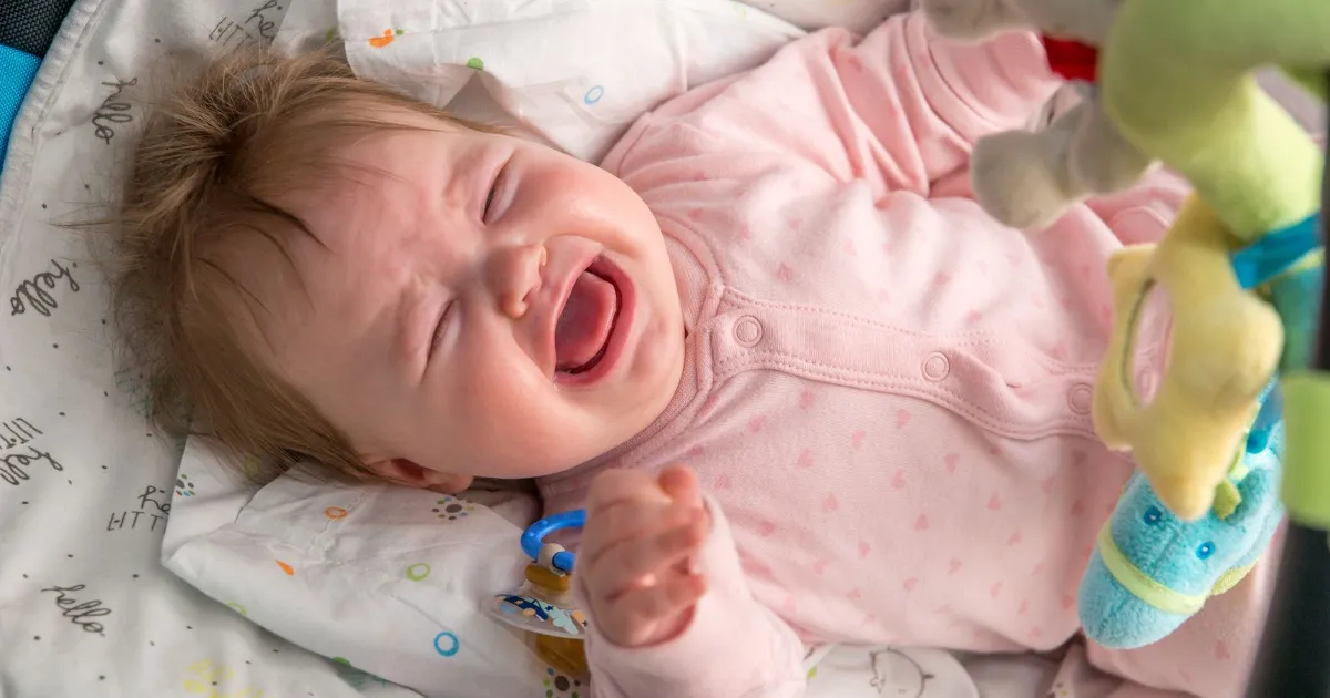 Zdjęcie Dlaczego niemowlak skrzeczy? Pilne powody niepokojącego krzyku