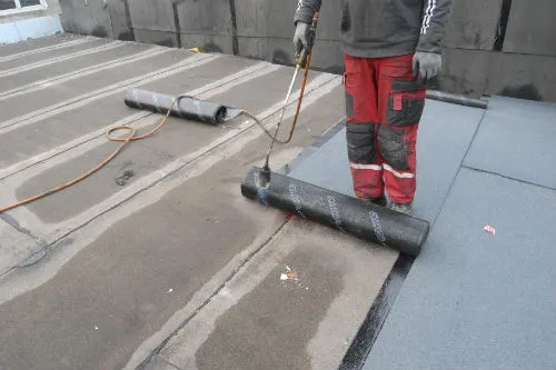 Zdjęcie Ceny papy na dach – ile kosztuje rolka i co warto wiedzieć?