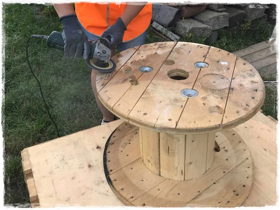 Zdjęcie Jak zrobić stolik ze szpuli po kablach - proste kroki i porady