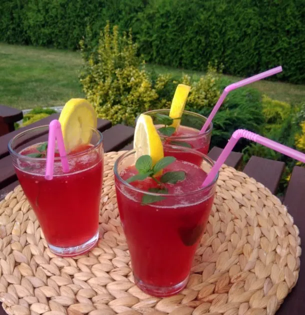Zdjęcie Najlepsze drinki z malinówką, które zaskoczą Twoich gości