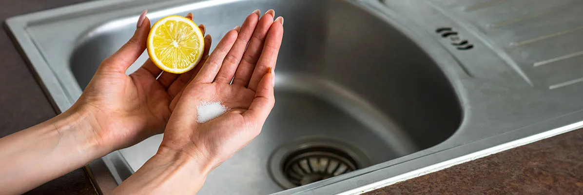 Zdjęcie Skuteczne sposoby na mycie zlewu ze stali nierdzewnej bez zarysowań