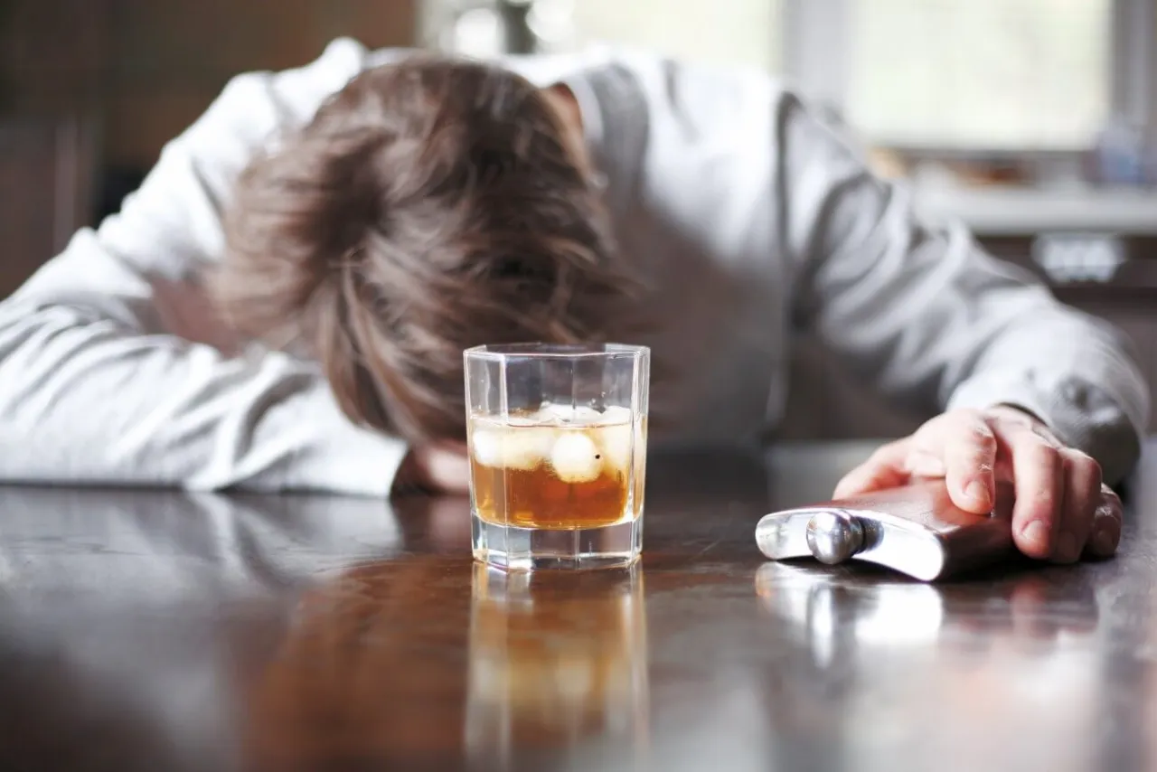 Zdjęcie Kiedy można wezwać pogotowie do alkoholika? Objawy, które ratują życie