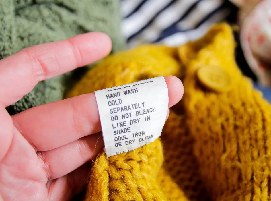 Zdjęcie Jak odświeżyć sweter i uniknąć jego zniszczenia - skuteczne metody