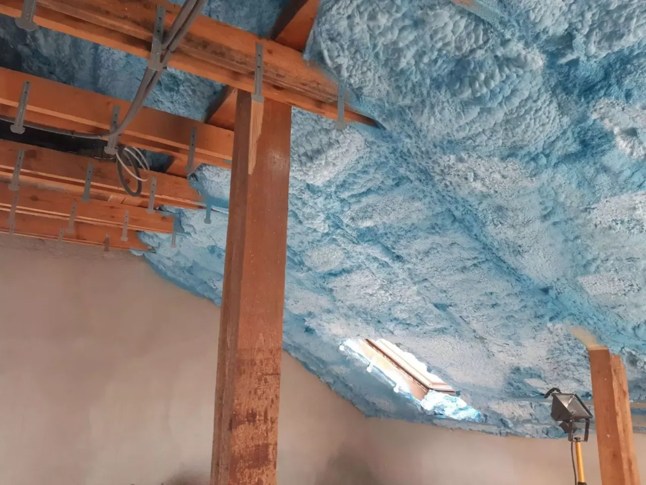 Zdjęcie Jak ocieplić poddasze pianką: Metody, techniki i porady