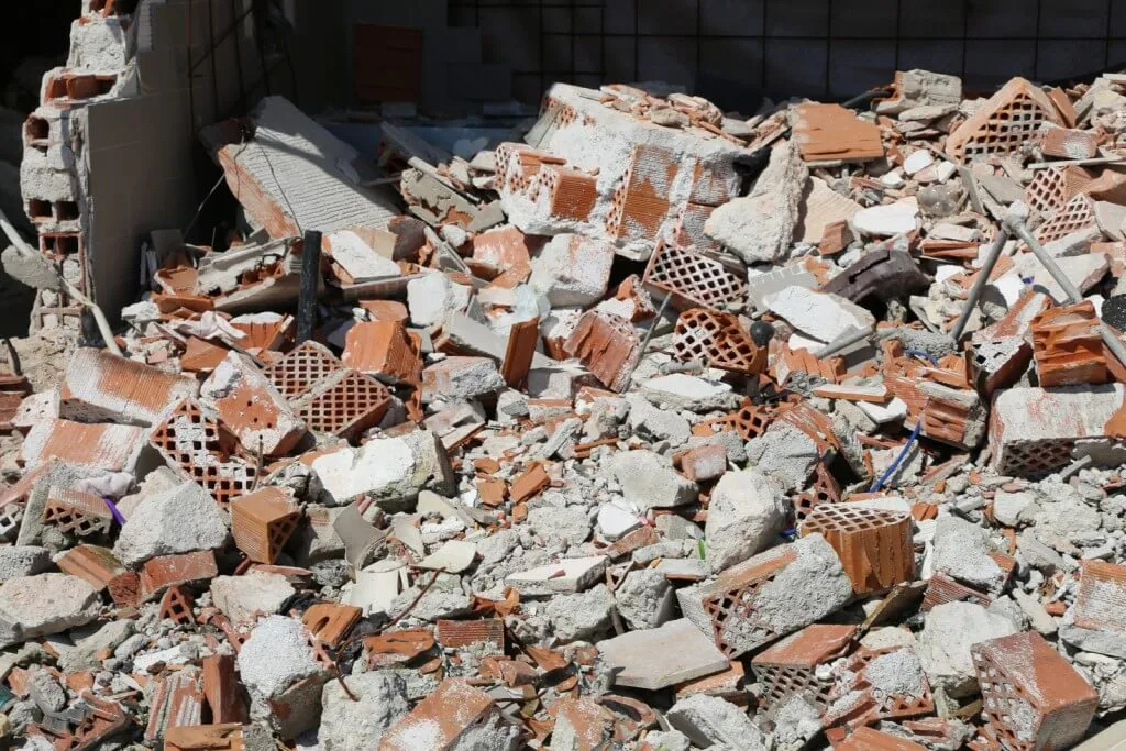 Zdjęcie Gdzie wyrzucać śmieci budowlane i uniknąć wysokich kar za nielegalną utylizację