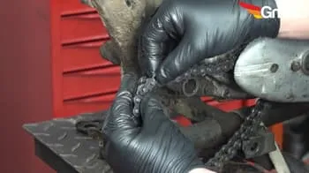 Zdjęcie Jak bezpiecznie rozpiąć łańcuch motocyklowy – krok po kroku bez błędów