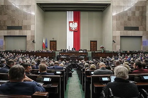 Zdjęcie Jaką większością Sejm odrzucił poprawki Senatu i co to oznacza?