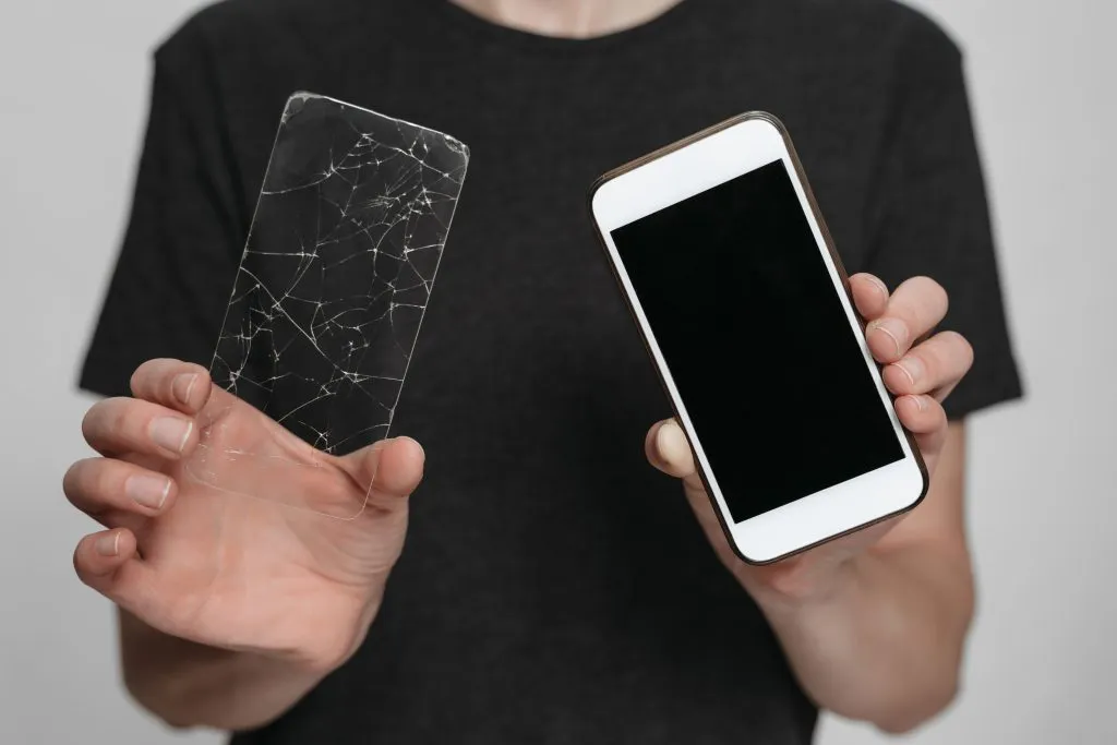 Zdjęcie Czym skleić telefon, aby uniknąć kosztownych napraw i uszkodzeń?