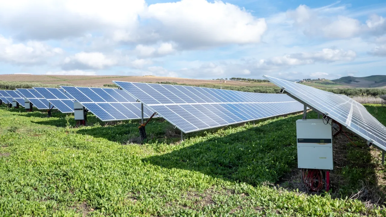 Zdjęcie Moc bierna w fotowoltaice: poznaj jej wpływ na działanie instalacji PV