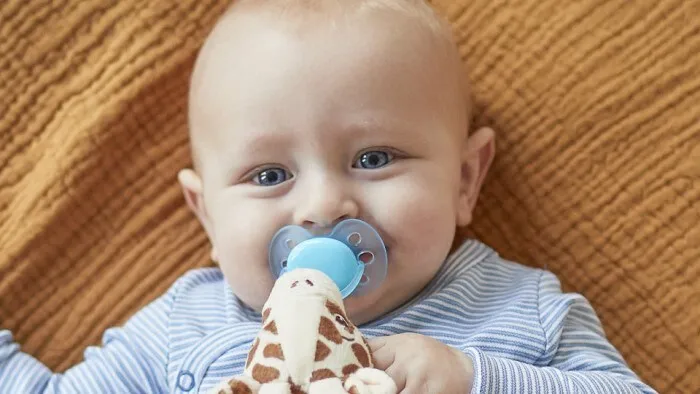 Zdjęcie Czy dawać dziecku smoczek? Odkryj zalety i wady jego używania